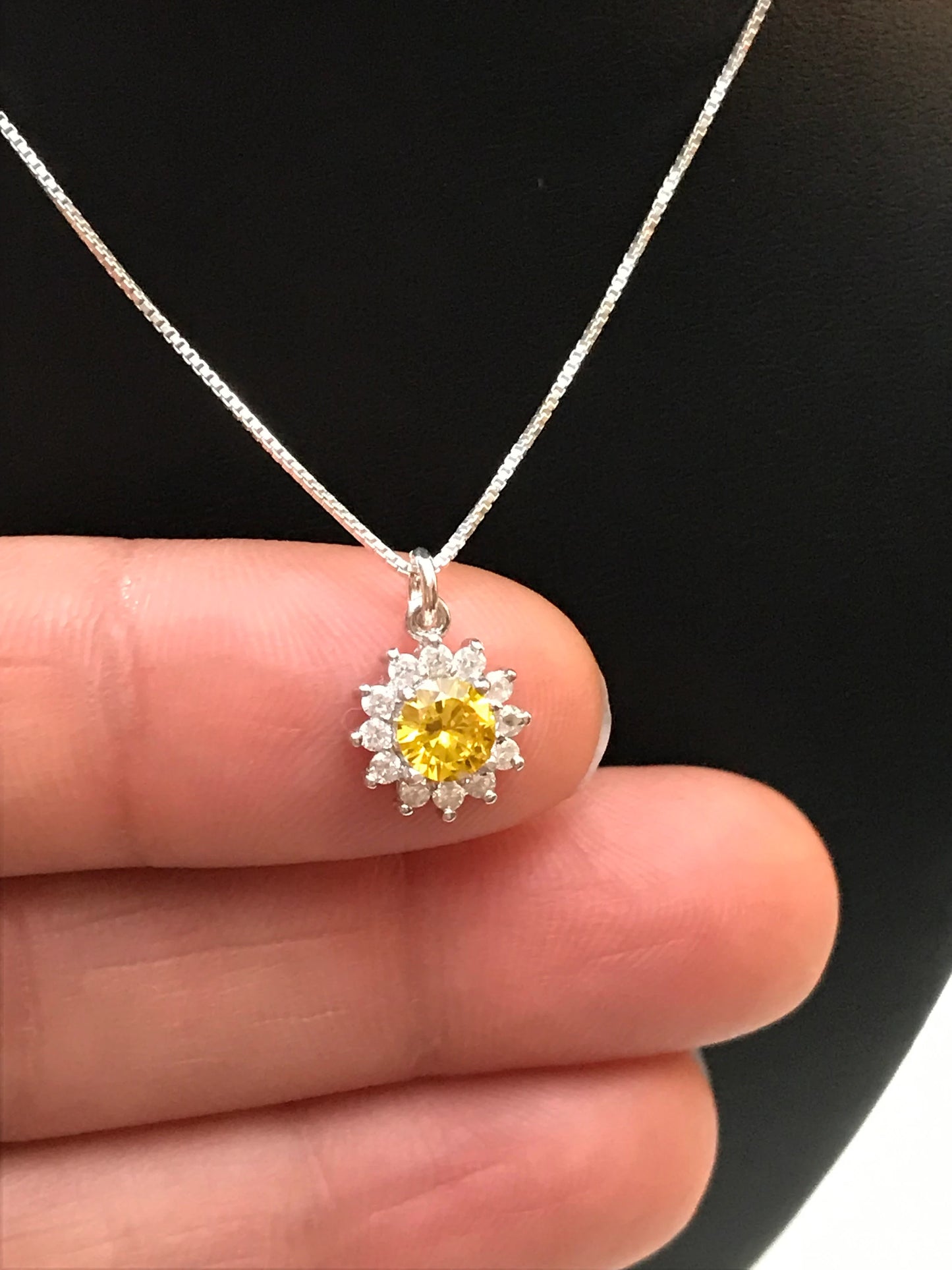 Tiny Daisy Necklace