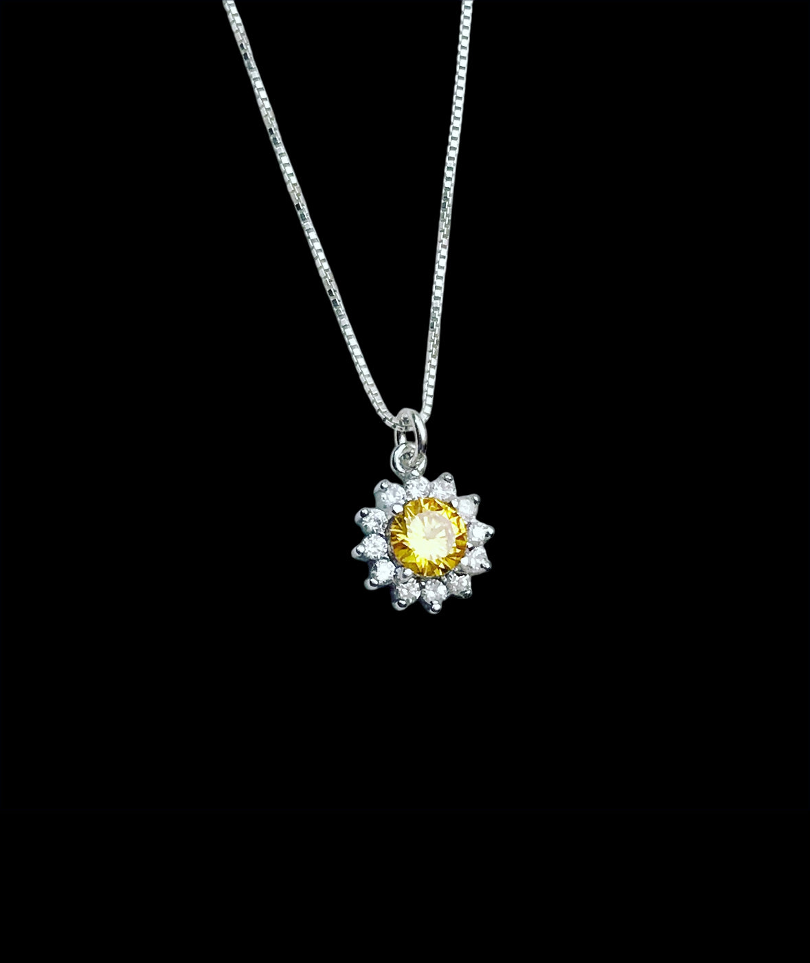 Tiny Daisy Necklace
