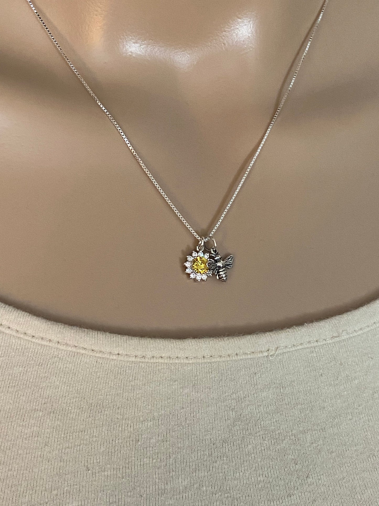Tiny Daisy Bee Necklace