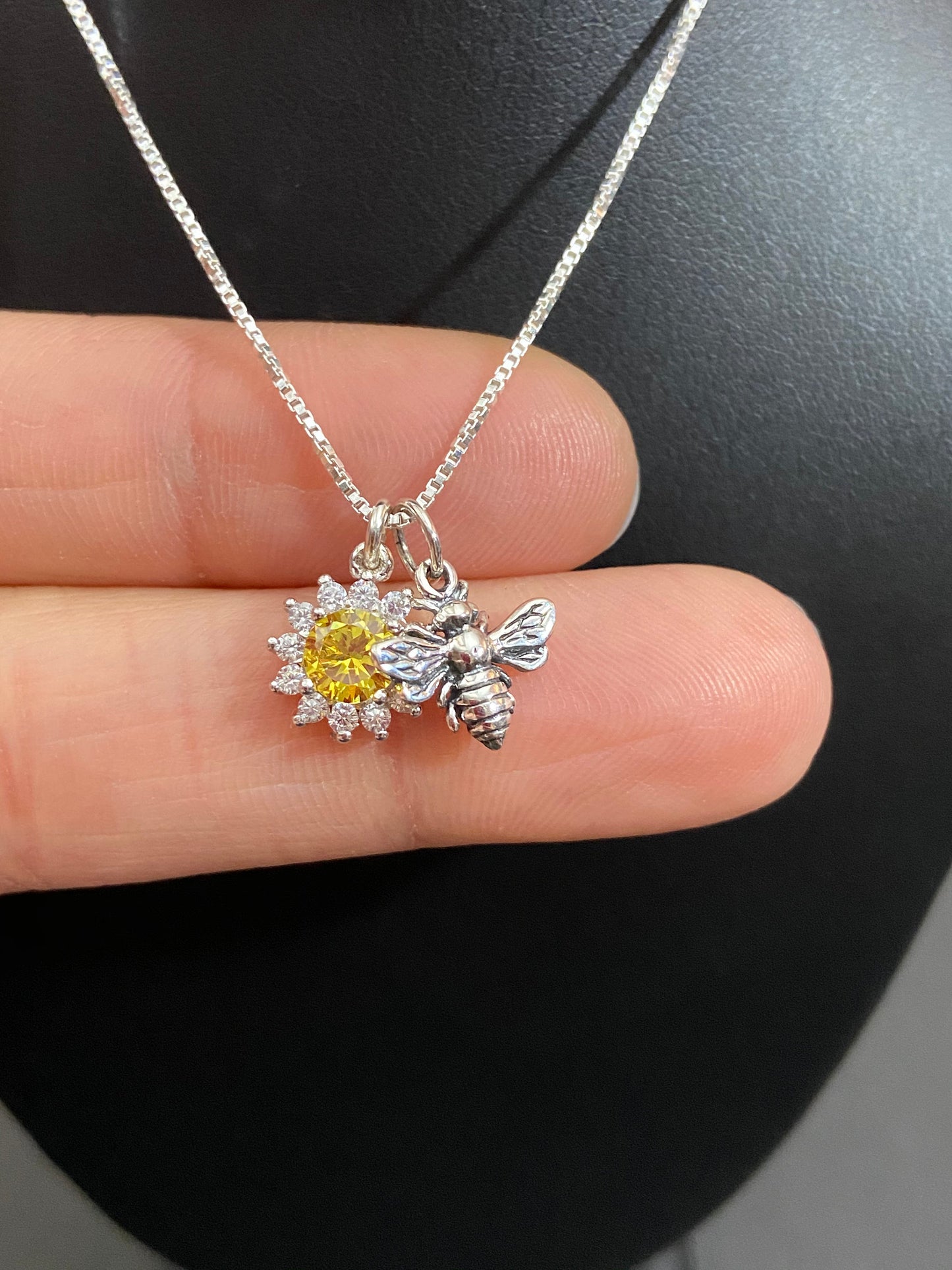 Tiny Daisy Bee Necklace