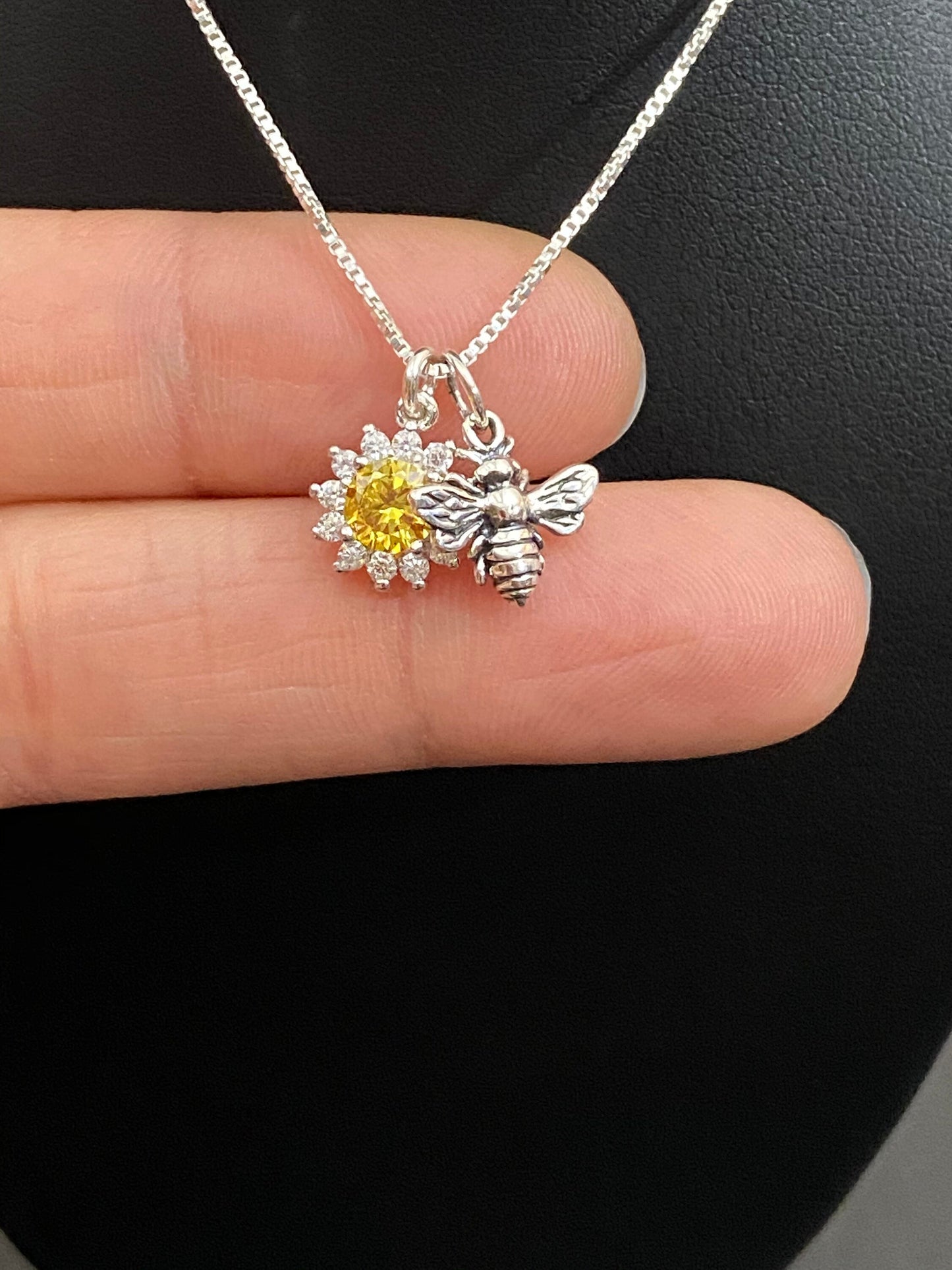 Tiny Daisy Bee Necklace