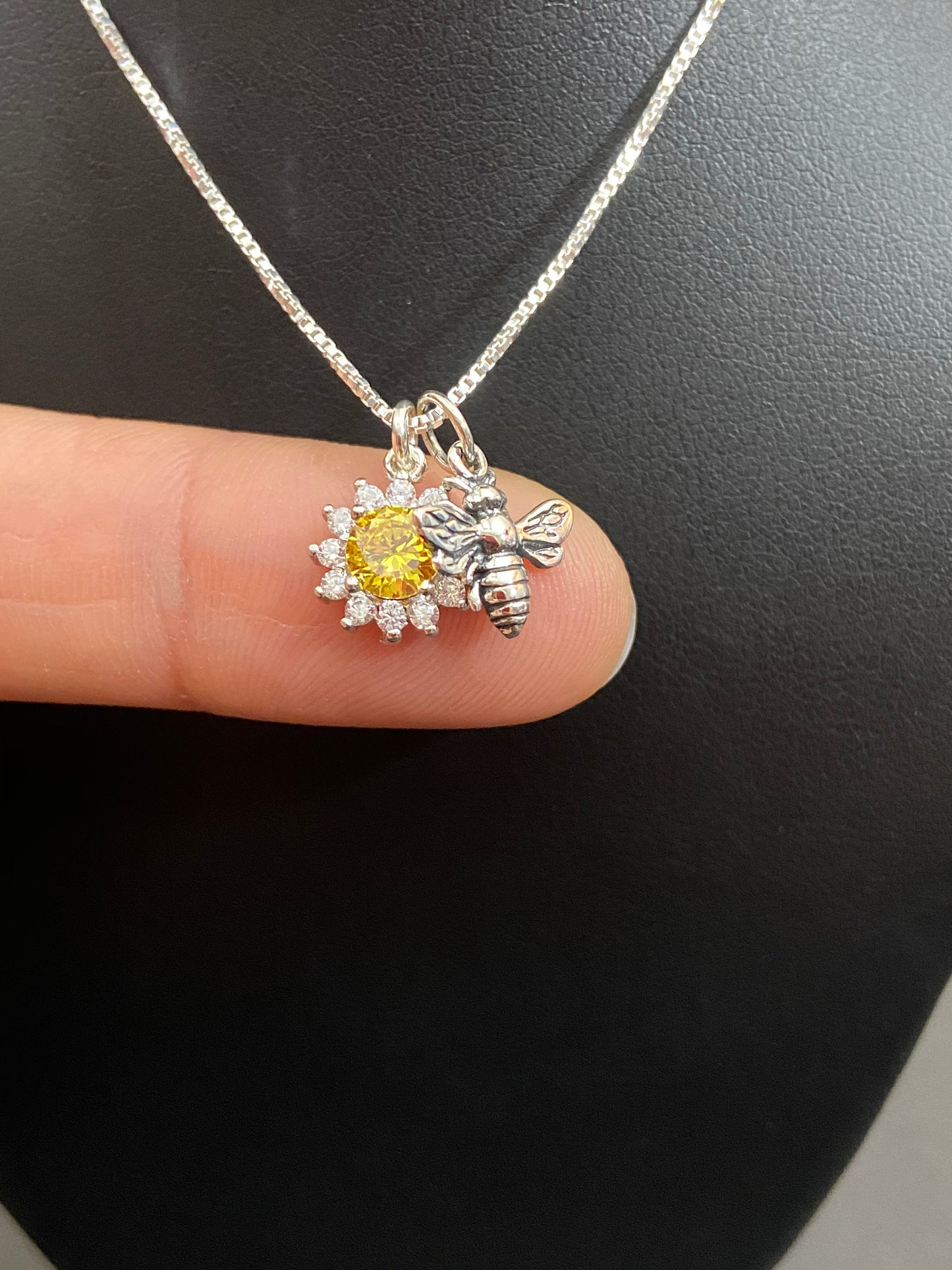 Tiny Daisy Bee Necklace