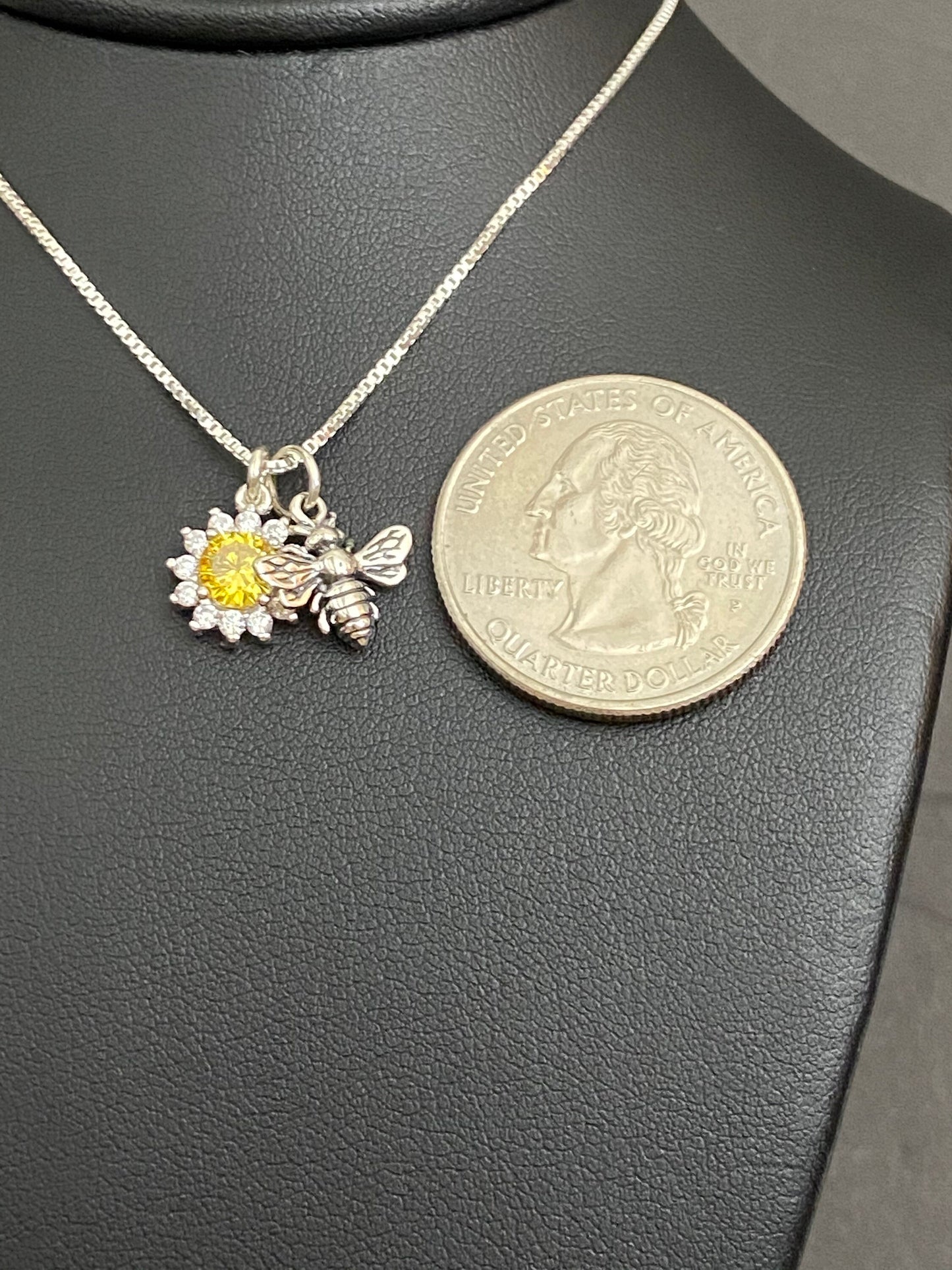 Tiny Daisy Bee Necklace