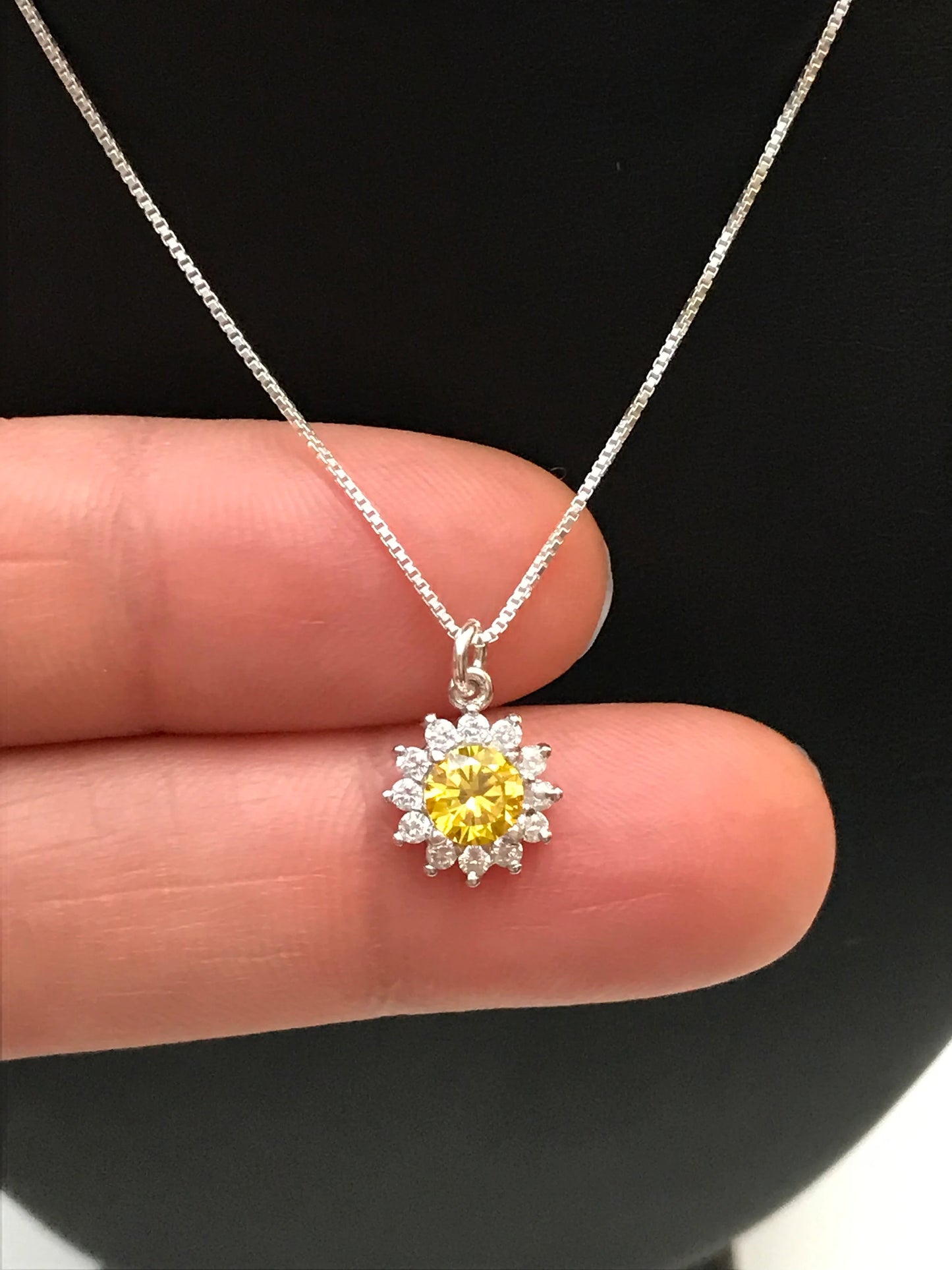 Tiny Daisy Necklace