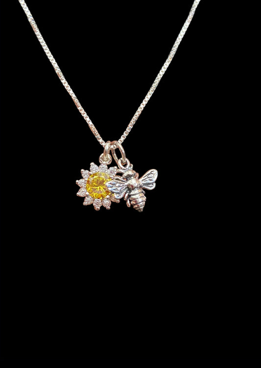 Tiny Daisy Bee Necklace
