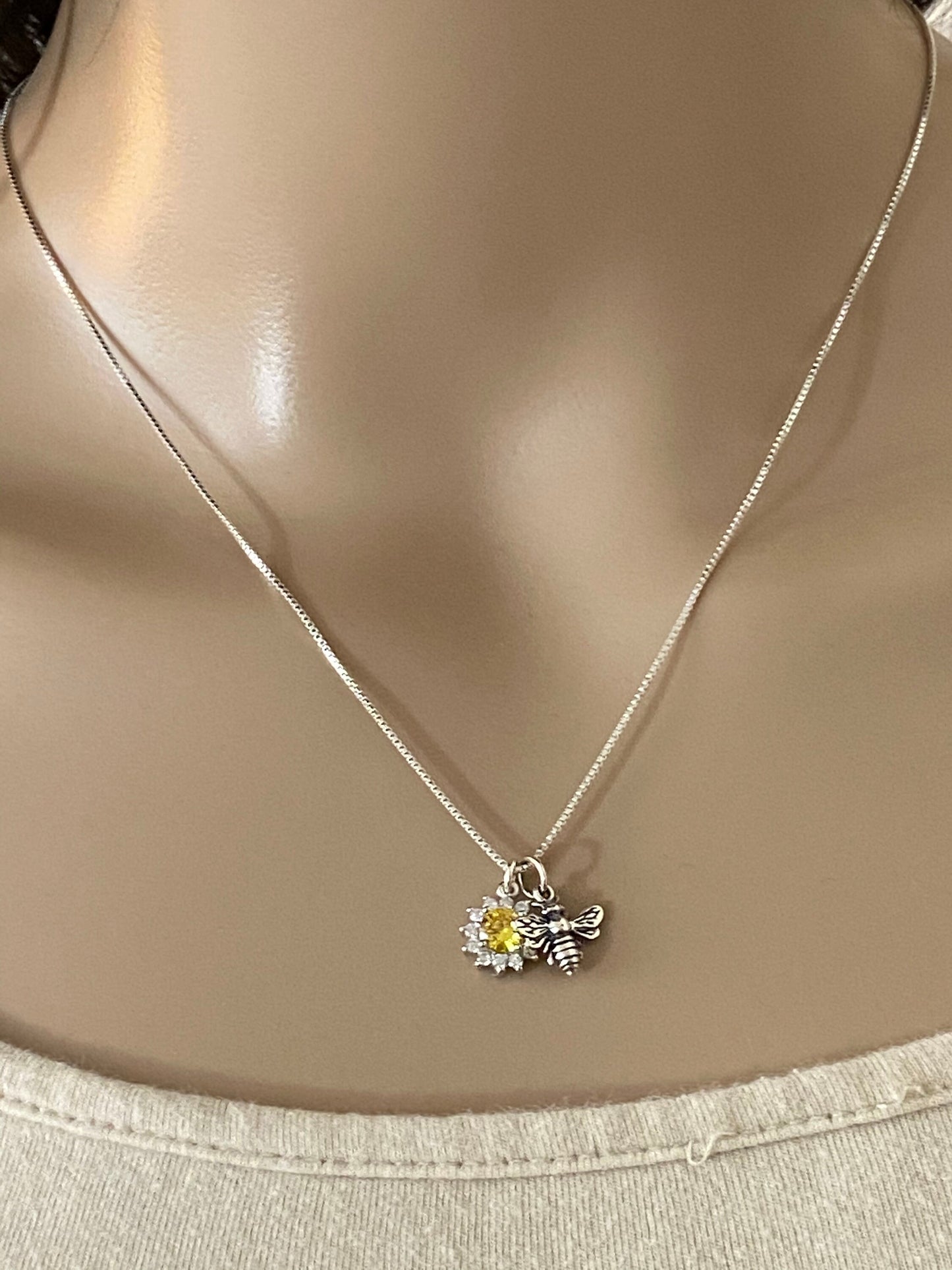 Tiny Daisy Bee Necklace